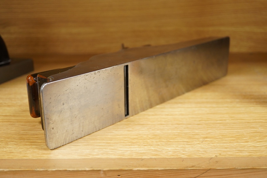 A Norris A1 adjustable steel 14 1/2” panel plane, stamped with Norris, London to both the brass lever cap and the iron, with rosewood infill